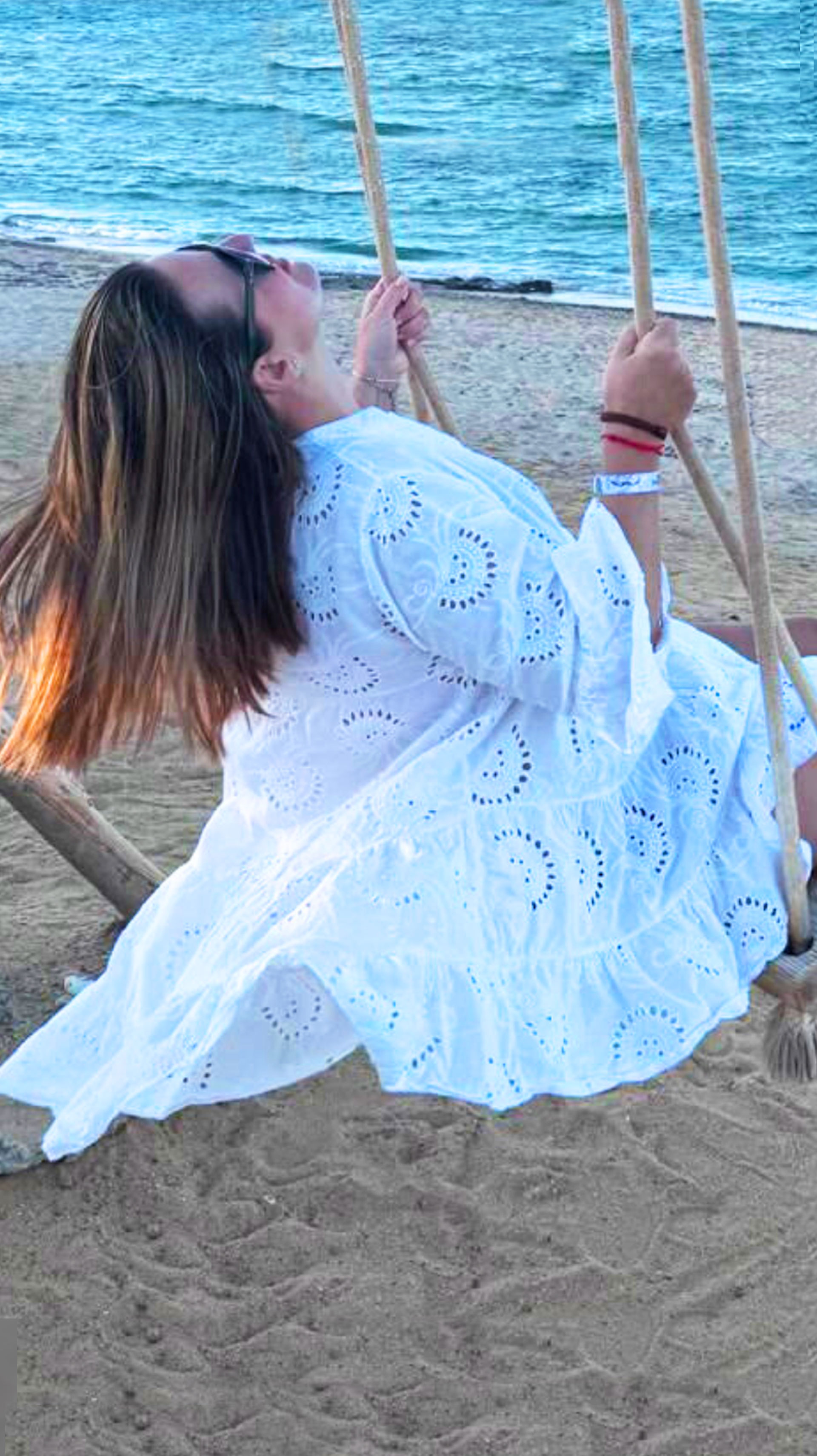 náhledový obrázek letní skincare – žena na plážové houpačce u moře; PetraSouckova.cz