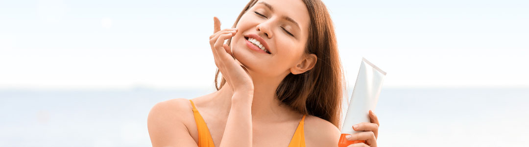 žena si nanáší krém