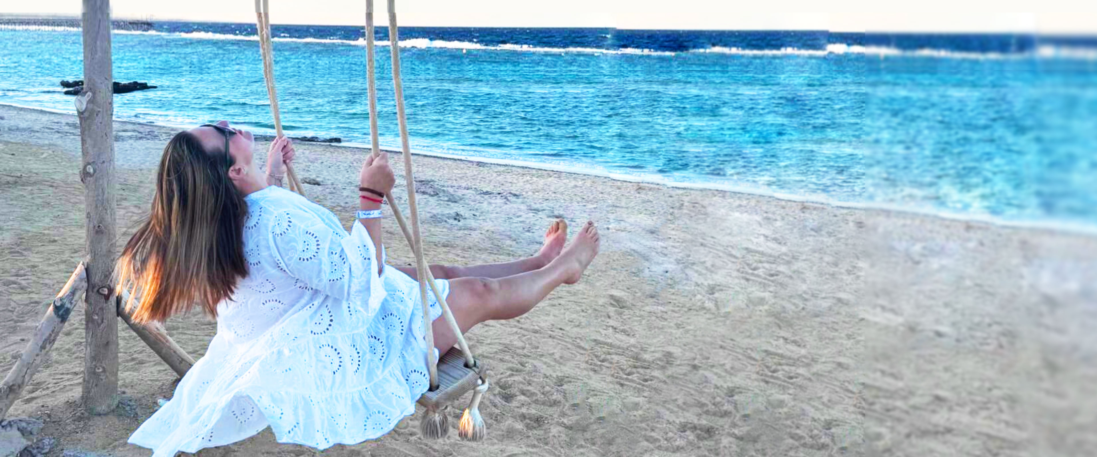 náhledový obrázek letní skincare – žena na plážové houpačce u moře; PetraSouckova.cz