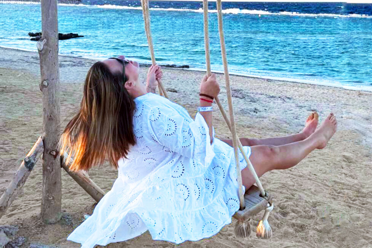 náhledový obrázek letní skincare – žena na plážové houpačce u moře; PetraSouckova.cz