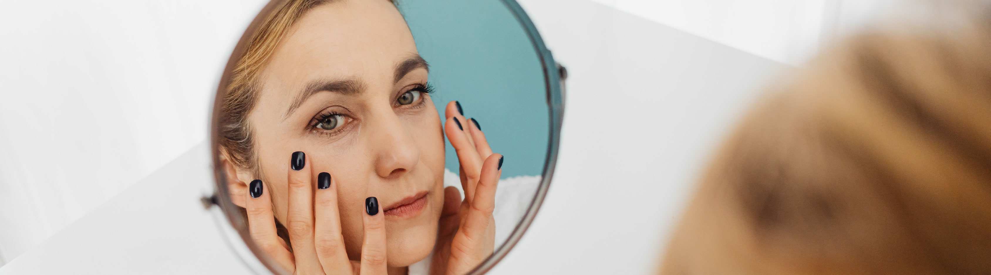 žena u zrcadla kontroluje plet