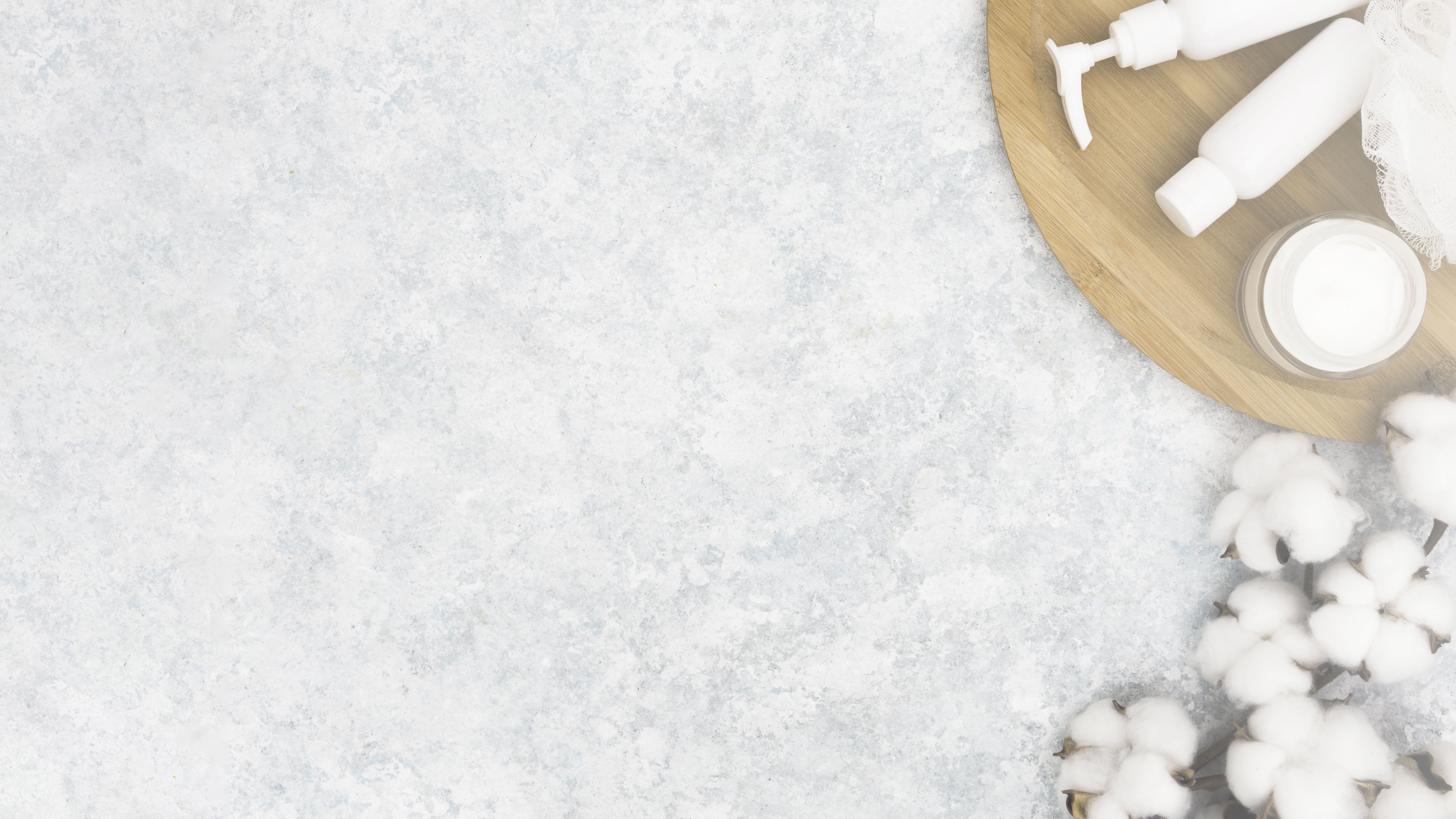 kompozice s kosmetikou a bavlnou na mramoru