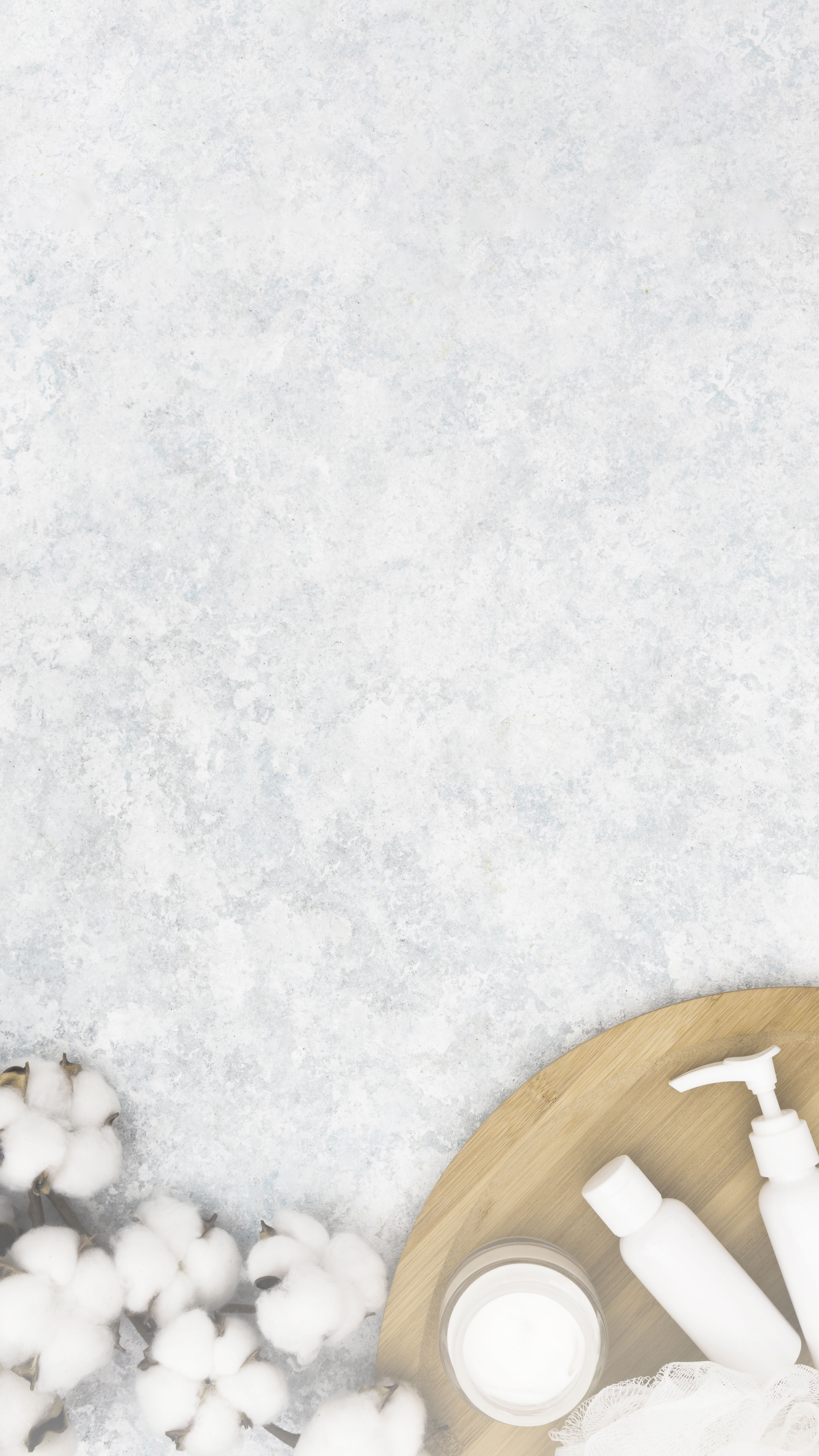 kompozice s kosmetikou a bavlnou na mramoru