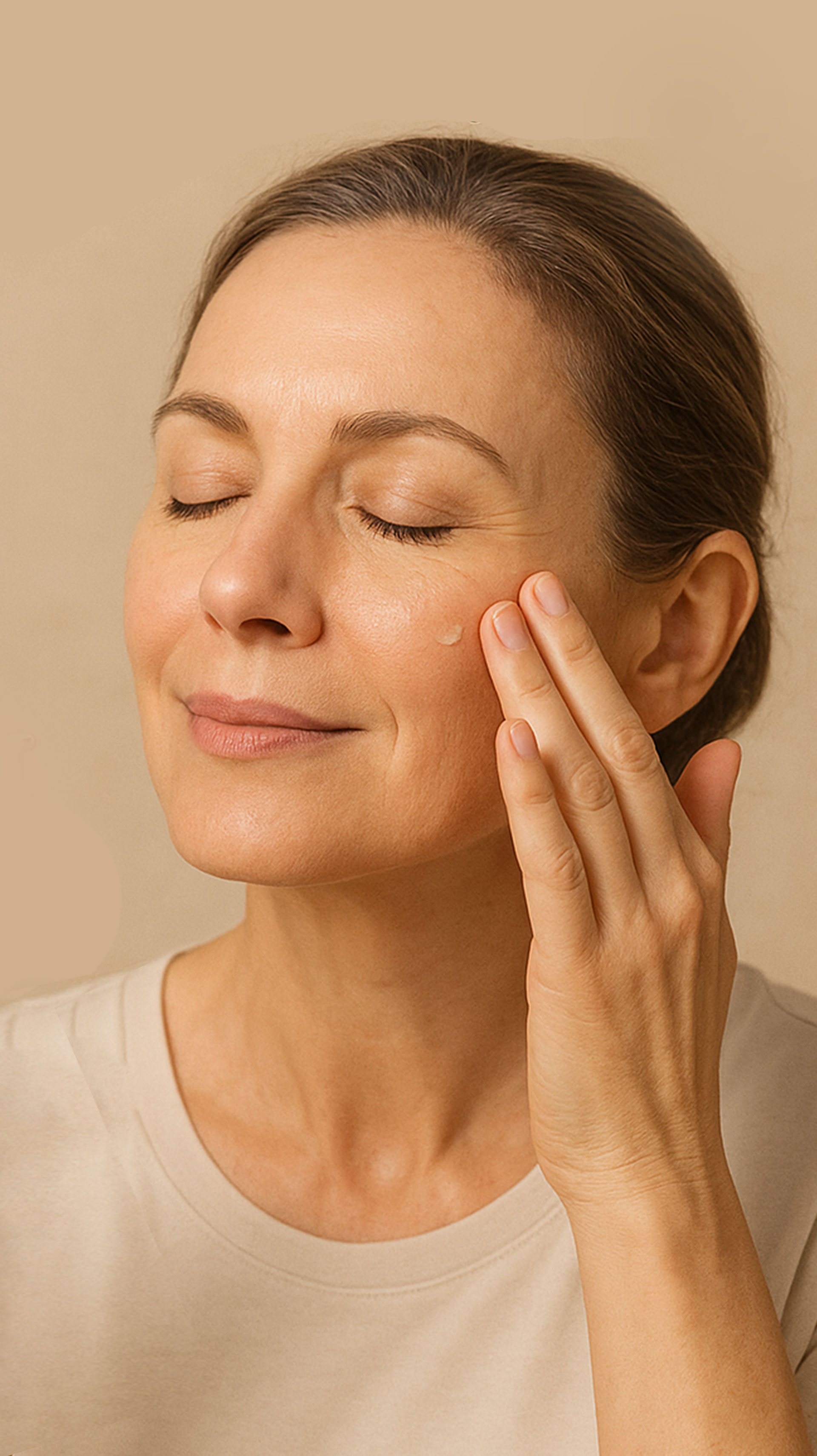 žena nanášející si pure peptide sérum