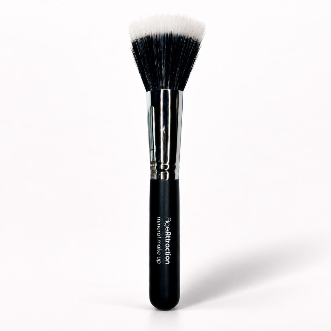 štětec na make-up s bíločernými chlupy a černou rukojetí