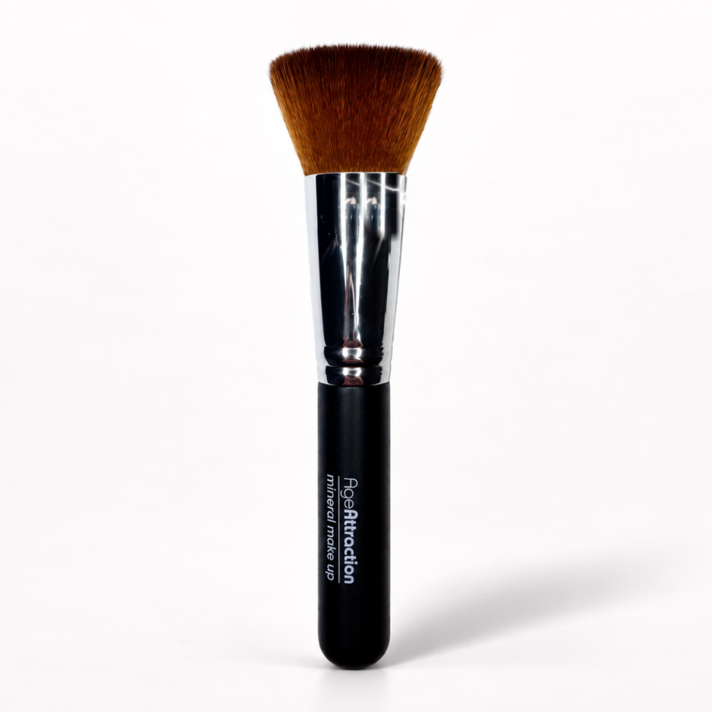 plochý štětec na makeup s černou rukojetí