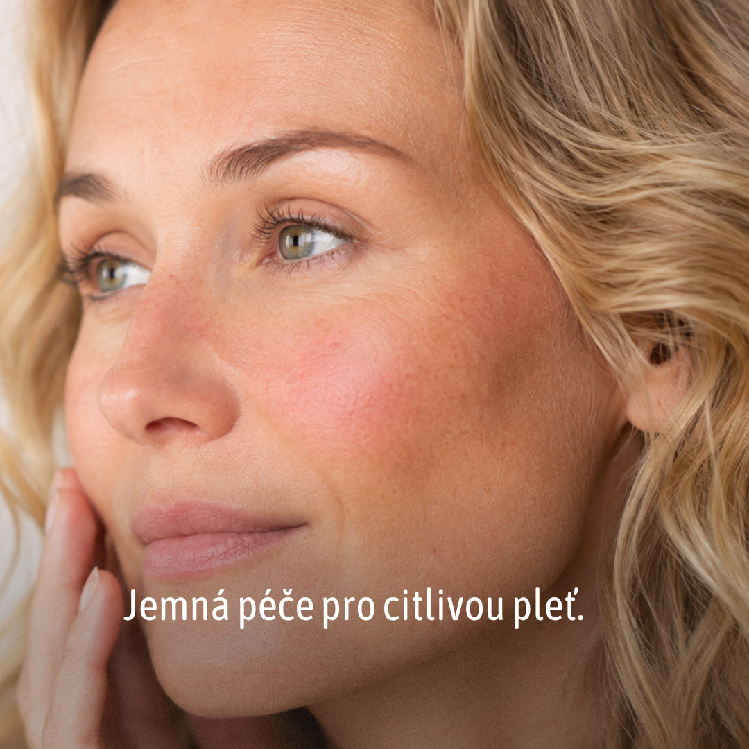 blond žena s červenou pletí
